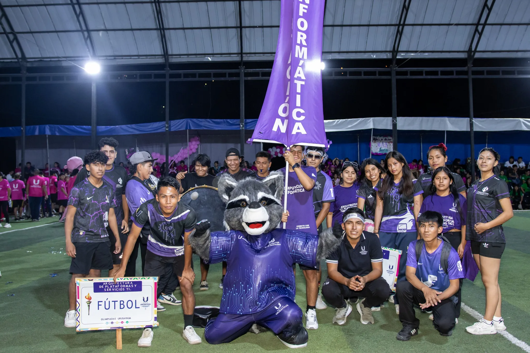 Estudiantes del Instituto Urusayhua programando en laboratorio